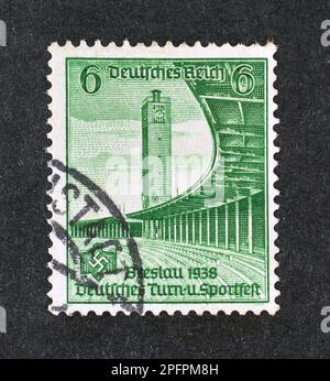 Stornierte Briefmarke, gedruckt von Deutschland, Realm, die Sportplatz in Breslau zeigt Stockfoto