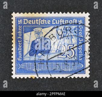 Von Deutschland gedruckte Briefmarke mit dem Schriftzug Count Zeppelin und Airship LZ-5 Stockfoto