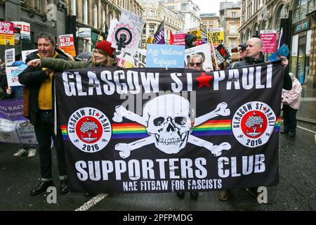 Glasgow, Großbritannien. 18. März 2023. Mehrere tausend Menschen kamen am George Square in Glasgow an, um gegen Rassismus zu demonstrieren und Flüchtlinge zu unterstützen. Kredit: Findlay/Alamy Live News Stockfoto