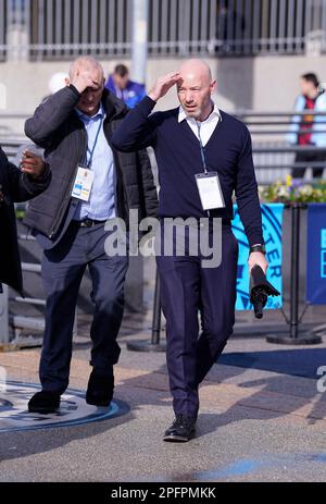 Alan Shearer (rechts) kommt im Etihad Stadium in Manchester an, um live mit Gary Lineker über das FA Cup-Viertelfinale zwischen Manchester City und Burnley auf der BBC zu berichten. Nachdem Lineker von der Präsentation von Match of the Day für einen Tweet, in dem die Sprache, die für die Einführung einer neuen staatlichen Asylbewerberpolitik verwendet wurde, mit der von 1930er Deutschland verglichen wurde, ausging, gab es einen Streit. Foto: Samstag, 18. März 2023. Stockfoto