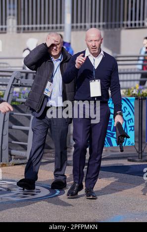 Alan Shearer (rechts) kommt im Etihad Stadium in Manchester an, um live mit Gary Lineker über das FA Cup-Viertelfinale zwischen Manchester City und Burnley auf der BBC zu berichten. Nachdem Lineker von der Präsentation von Match of the Day für einen Tweet, in dem die Sprache, die für die Einführung einer neuen staatlichen Asylbewerberpolitik verwendet wurde, mit der von 1930er Deutschland verglichen wurde, ausging, gab es einen Streit. Foto: Samstag, 18. März 2023. Stockfoto