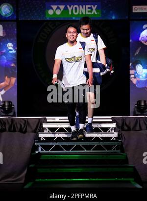 Indonesiens Mohammad Ahsan (links) und Hendra Setiawan treten am 5. Tag der YONEX All England Open Badminton Championships in der Utilita Arena Birmingham auf, um Chinas Liang Wei Keng und Wang Chang (nicht abgebildet) zu spielen. Foto: Samstag, 18. März 2023. Stockfoto