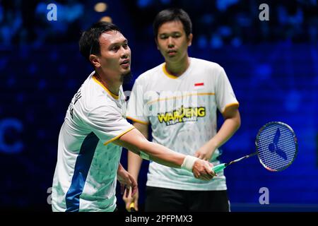 Indonesiens Mohammad Ahsan (links) und Hendra Setiawan in Aktion gegen Chinas Liang Wei Keng und Wang Chang (nicht abgebildet) am 5. Tag der YONEX All England Open Badminton Championships in der Utilita Arena Birmingham. Foto: Samstag, 18. März 2023. Stockfoto