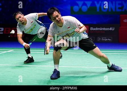 Indonesiens Mohammad Ahsan (links) und Hendra Setiawan in Aktion gegen Chinas Liang Wei Keng und Wang Chang (nicht abgebildet) am 5. Tag der YONEX All England Open Badminton Championships in der Utilita Arena Birmingham. Foto: Samstag, 18. März 2023. Stockfoto