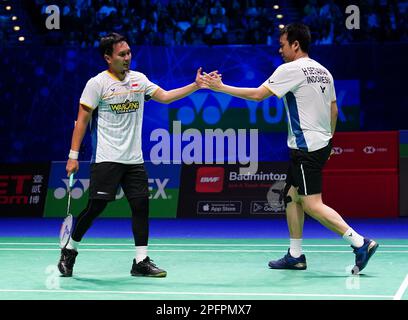 Indonesiens Mohammad Ahsan (links) und Hendra Setiawan in Aktion gegen Chinas Liang Wei Keng und Wang Chang (nicht abgebildet) am 5. Tag der YONEX All England Open Badminton Championships in der Utilita Arena Birmingham. Foto: Samstag, 18. März 2023. Stockfoto