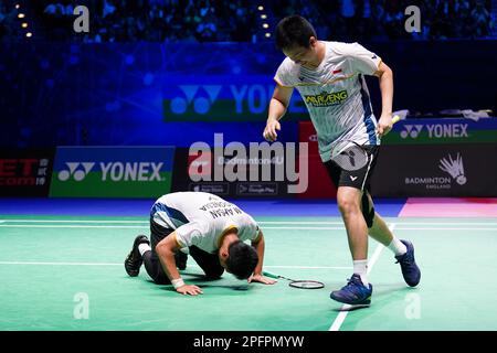 Indonesiens Mohammad Ahsan (links) und Hendra Setiawan in Aktion gegen Chinas Liang Wei Keng und Wang Chang (nicht abgebildet) am 5. Tag der YONEX All England Open Badminton Championships in der Utilita Arena Birmingham. Foto: Samstag, 18. März 2023. Stockfoto