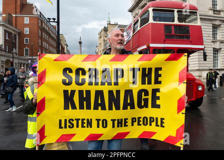 Westminster, London, Großbritannien. 18. März 2023. Demonstranten marschieren in Westminster gegen die geplante Ausweitung der Ultra Low Emission Zone (ULEZ) in allen Londoner Stadtteilen ab dem 29. August 2023. Sie glauben, dass es sich um eine Steuer für die ärmeren Fahrer mit älteren Autos handelt. Stockfoto