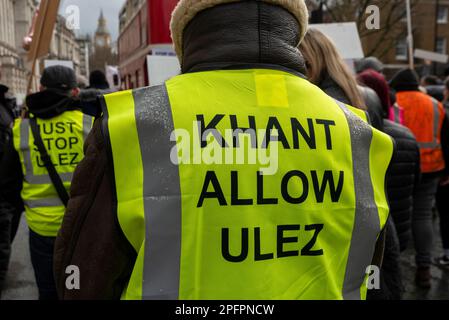 Westminster, London, Großbritannien. 18. März 2023. Demonstranten marschieren in Westminster gegen die geplante Ausweitung der Ultra Low Emission Zone (ULEZ) in allen Londoner Stadtteilen ab dem 29. August 2023. Sie glauben, dass es sich um eine Steuer für die ärmeren Fahrer mit älteren Autos handelt. Stockfoto