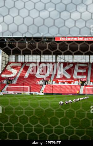 18. März 2023; bet365 Stadium, Stoke, Staffordshire, England; EFL Championship Football, Stoke City gegen Norwich City; eine allgemeine Ansicht des bet365 Stadions vor dem Anpfiff mit den Bällen, die für das Warm-Up anstehen: Action Plus Sports Images/Alamy Live News Stockfoto