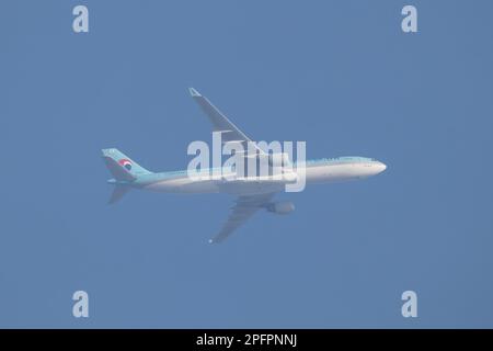 Chiangmai, Thailand - Dezember 16 2022: HL-8003 Airbus A330-300 von Korean Air Airlines. Auf dem Flug Chiang Mai nach Seoul. Stockfoto