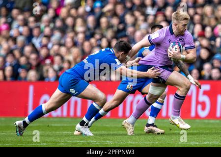 Edinburgh, Großbritannien. 18. März 2023. 18. März 2023; Murrayfield Stadium, Edinburgh, Schottland: Six Nations International Rugby, Schottland gegen Italien; Kyle Steyn von Schottland wird angesprochen Credit: Action Plus Sports Images/Alamy Live News Stockfoto