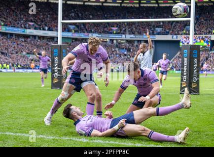 Edinburgh, Großbritannien. 18. März 2023. Blair Kinghorn aus Schottland erzielt seinen 3. Versuch, sich beim Guinness 6 Nations Match im Murrayfield Stadium in Edinburgh einen 26-14. Sieg zu sichern. Der Bildausdruck sollte lauten: Neil Hanna/Sportimage Credit: Sportimage/Alamy Live News Stockfoto