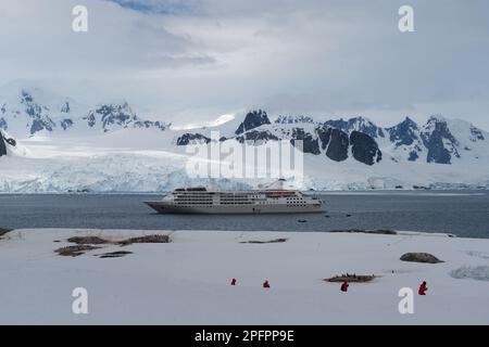 Kreuzfahrtschiffe landen Touristen auf Petermann Island - Antarktis Stockfoto