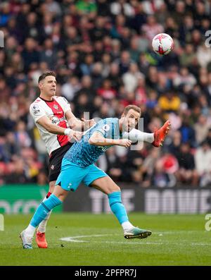 Jan Bednarek von Southampton (links) und Tottenham Hotspur's Harry Kane kämpfen während des Premier League-Spiels im St. Mary's Stadium in Southampton um den Ball. Foto: Samstag, 18. März 2023. Stockfoto