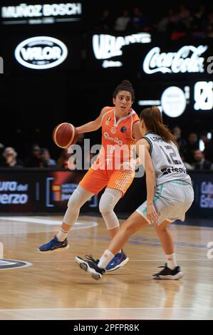 Valencia, Spanien. 18. März 2023. Costanza Verona (L) von Schio Familia und Laia Lamana (R) von Valencia Basket in Aktion während des Euroleague Women Match 2022/2023 P2 zwischen der weiblichen Mannschaft von Valencia Basket und der weiblichen Mannschaft von Schio Familia Basket am Municipal Court Fuente de San Luis. Endstand: Valencia 80:75 Famila Schio. Kredit: SOPA Images Limited/Alamy Live News Stockfoto