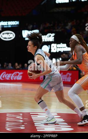 Valencia, Spanien. 18. März 2023. Laia Lamana (L) von Valencia Basket und Rhyne Howard (R) von Schio Familia in Aktion während des Euroleague Women 2022/2023 Match P2 zwischen der weiblichen Mannschaft von Valencia Basket und der weiblichen Mannschaft von Schio Familia Basket am Municipal Court Fuente de San Luis. Endstand: Valencia 80:75 Famila Schio. Kredit: SOPA Images Limited/Alamy Live News Stockfoto