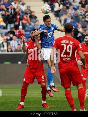 18. März 2023, PreZero-Arena, Sinsheim, GER, 1.FBL, TSG 1899 Hoffenheim vs. Hertha BSC, DFL-Vorschriften verbieten die Verwendung von Fotos als Bildsequenzen und/oder quasi-Video. Im Bild Tolga Cigerci (Berlin), Christoph Baumgartner (Hoffenheim) Stockfoto