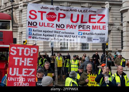 Westminster, London, Großbritannien. 18. März 2023. Demonstranten marschieren in Westminster gegen die geplante Ausweitung der Ultra Low Emission Zone (ULEZ) in allen Londoner Stadtteilen ab dem 29. August 2023. Sie glauben, dass es sich um eine Steuer für die ärmeren Fahrer mit älteren Autos handelt Stockfoto