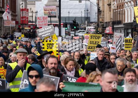 Westminster, London, Großbritannien. 18. März 2023. Demonstranten marschieren in Westminster gegen die geplante Ausweitung der Ultra Low Emission Zone (ULEZ) in allen Londoner Stadtteilen ab dem 29. August 2023. Sie glauben, dass es sich um eine Steuer für die ärmeren Fahrer mit älteren Autos handelt Stockfoto