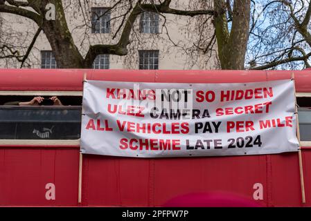 Westminster, London, Großbritannien. 18. März 2023. Demonstranten marschieren in Westminster gegen die geplante Ausweitung der Ultra Low Emission Zone (ULEZ) in allen Londoner Stadtteilen ab dem 29. August 2023. Sie glauben, dass es sich um eine Steuer für die ärmeren Fahrer mit älteren Autos handelt Stockfoto