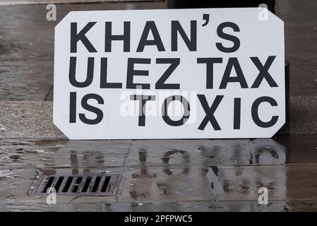 Westminster, London, Großbritannien. 18. März 2023. Demonstranten marschieren in Westminster gegen die geplante Ausweitung der Ultra Low Emission Zone (ULEZ) in allen Londoner Stadtteilen ab dem 29. August 2023. Sie glauben, dass es sich um eine Steuer für die ärmeren Fahrer mit älteren Autos handelt Stockfoto