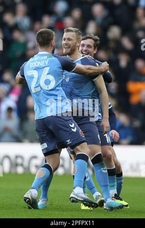 Jayden Stockley (Centre) von Fleetwood Town feiert mit seinen Teamkollegen das erste Tor ihrer Seite im Spiel gegen Derby County während des Spiels der Sky Bet League One im Pride Park Stadium, Derby. Foto: Samstag, 18. März 2023. Stockfoto