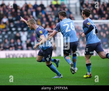 Pride Park, Derby, Derbyshire, Großbritannien. 18. März 2023. League One Football, Derby County gegen Fleetwood Town; Jayden Stockley von Fleetwood Town feiert das Eröffnungstor in den 11 Minuten Credit: Action Plus Sports/Alamy Live News Stockfoto