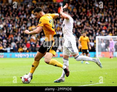 Wolverhampton, Großbritannien. 18. März 2023. Max Kilman von Wolverhampton Wanderers geht beim Premier League-Spiel in Molineux, Wolverhampton, an Jack Harrison von Leeds United vorbei. Der Bildausdruck sollte lauten: Darren Staples/Sportimage Credit: Sportimage/Alamy Live News Stockfoto