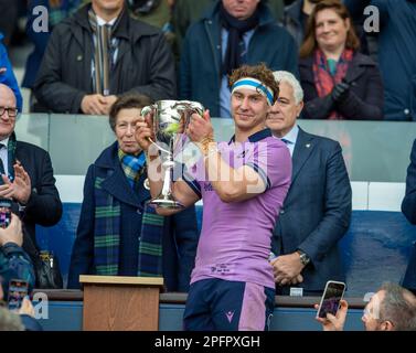 18. März 2023: Guinness Six Nations 2023. Das HRH Princes Royal sieht wie Schottland Captain Jamie Ritchie den Cuttitta Cup nach dem Schottland gegen Italien, BT Murrayfield, Edinburgh hebt. Kredit: Ian Rutherford Alamy Live News Stockfoto