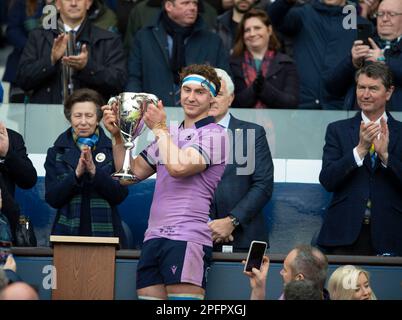 18. März 2023: Guinness Six Nations 2023. Das HRH Princes Royal sieht wie Schottland Captain Jamie Ritchie den Cuttitta Cup nach dem Schottland gegen Italien, BT Murrayfield, Edinburgh hebt. Kredit: Ian Rutherford Alamy Live News Stockfoto