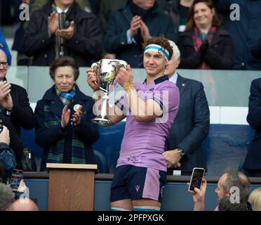 18. März 2023: Guinness Six Nations 2023. Das HRH Princes Royal sieht wie Schottland Captain Jamie Ritchie den Cuttitta Cup nach dem Schottland gegen Italien, BT Murrayfield, Edinburgh hebt. Kredit: Ian Rutherford Alamy Live News Stockfoto