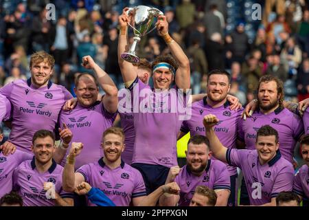 18. März 2023: Guinness Six Nations 2023. Schottischer Kapitän Jamie Ritchie hebt den Cuttitta Cup nach dem Schottland gegen Italien, BT Murrayfield, Edinburgh. Kredit: Ian Rutherford Alamy Live News Stockfoto