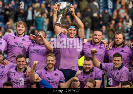 18. März 2023: Guinness Six Nations 2023. Schottischer Kapitän Jamie Ritchie hebt den Cuttitta Cup nach dem Schottland gegen Italien, BT Murrayfield, Edinburgh. Kredit: Ian Rutherford Alamy Live News Stockfoto