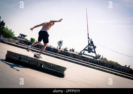 Tschechische Republik, Prag, Skater in Aktion auf den Stufen des Letenské Parks. Guthaben. Andrea Pinna Stockfoto