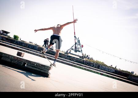 Tschechische Republik, Prag, Skater in Aktion auf den Stufen des Letenské Parks. Guthaben. Andrea Pinna Stockfoto