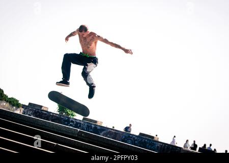 Tschechische Republik, Prag, Skater in Aktion auf den Stufen des Letenské Parks. Guthaben. Andrea Pinna Stockfoto