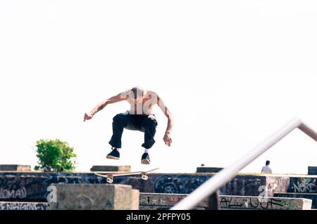 Tschechische Republik, Prag, Skater in Aktion auf den Stufen des Letenské Parks. Guthaben. Andrea Pinna Stockfoto