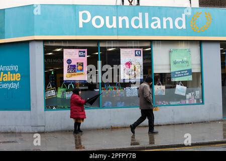 London, Großbritannien. 18. März 2023. Eine Filiale des Poundland-Ladens aus London. (Foto: Dinendra Haria/SOPA Images/Sipa USA) Guthaben: SIPA USA/Alamy Live News Stockfoto