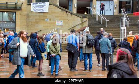 Glasgow, Schottland, Vereinigtes Königreich, 18. März 2023. Die digitale Währung der Zentralbank (CBDC) protestiert auf der demokratischen Seite von Glasgow, den Buchanan-Stufen der königlichen Konzerthalle mit der donald Dewar-Statue, sah einen ehemaligen Stadtrat unter den Rednern gegen die Geldübernahme des großen Bruders. Credit Gerard Ferry/Alamy Live News Stockfoto