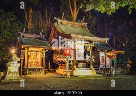 Alle drei Schreine haben einen antiken Stil der Shinto-Schrein-Architektur mit gespaltenen Finalen namens chigi (千木), die sich über das Dach erstrecken. Stockfoto