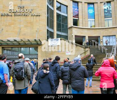 Glasgow, Schottland, Vereinigtes Königreich, 18. März 2023. Die digitale Währung der Zentralbank (CBDC) protestiert auf der demokratischen Seite von Glasgow, den Buchanan-Stufen der königlichen Konzerthalle mit der donald Dewar-Statue, sah einen ehemaligen Stadtrat unter den Rednern gegen die Geldübernahme des großen Bruders. Credit Gerard Ferry/Alamy Live News Stockfoto