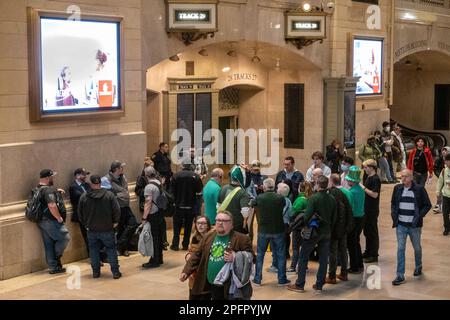 St. Patrick's Day wird von vielen Feiern im grünen Grand Central Terminal, New York City, 2023, USA, gefeiert Stockfoto