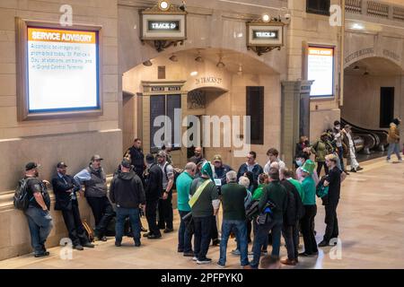 St. Patrick's Day wird von vielen Feiern im grünen Grand Central Terminal, New York City, 2023, USA, gefeiert Stockfoto