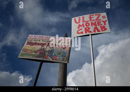 Trafalgar Square, London, Großbritannien. 18. März 2023. Demonstranten protestieren gegen die geplante Erweiterung der ULEZ (Ultra Low Emission Zone) in allen Bezirken Londons im August 2023. Sie glauben, dass es eine Steuer für arme Fahrer mit älteren Autos ist, mit anderen Worten, wenn man das Auto startet, kostet es £12,50 Dollar. Kredit: Siehe Li/Picture Capital/Alamy Live News Stockfoto