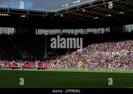 Die Sonne scheint während des Sky Bet Championship-Spiels Stoke City vs Norwich City im bet365 Stadium, Stoke-on-Trent, Großbritannien, 18. März 2023 (Foto: Phil Bryan/News Images) Stockfoto