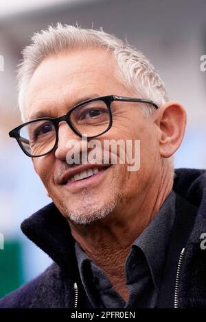 Gary Lineker kommt im Etihad-Stadion in Manchester an, um live über das FA-Cup-Viertelfinale zwischen Manchester City und Burnley auf der BBC zu berichten. Nach einem Streit, der ausgelöst wurde, nachdem er für einen Tweet aus der Sendung genommen wurde, in dem die Sprache, die für die Einführung einer neuen staatlichen Asylbewerberpolitik verwendet wurde, mit der von 1930er Deutschland verglichen wurde. Foto: Samstag, 18. März 2023. Stockfoto