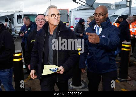 Gary Lineker (Zentrum) kommt im Etihad Stadion in Manchester an, um live über das FA-Cup-Viertelfinale zwischen Manchester City und Burnley auf der BBC zu berichten. Nach einem Streit, der ausgelöst wurde, nachdem er für einen Tweet aus der Sendung genommen wurde, in dem die Sprache, die für die Einführung einer neuen staatlichen Asylbewerberpolitik verwendet wurde, mit der von 1930er Deutschland verglichen wurde. Foto: Samstag, 18. März 2023. Stockfoto