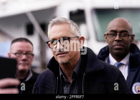 Gary Lineker kommt im Etihad-Stadion in Manchester an, um live über das FA-Cup-Viertelfinale zwischen Manchester City und Burnley auf der BBC zu berichten. Nach einem Streit, der ausgelöst wurde, nachdem er für einen Tweet aus der Sendung genommen wurde, in dem die Sprache, die für die Einführung einer neuen staatlichen Asylbewerberpolitik verwendet wurde, mit der von 1930er Deutschland verglichen wurde. Foto: Samstag, 18. März 2023. Stockfoto