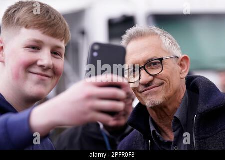 Gary Lineker (rechts) kommt im Etihad Stadium in Manchester an, um Live-Berichterstattung über das FA-Cup-Viertelfinale zwischen Manchester City und Burnley auf der BBC zu präsentieren. Nach einem Streit, der ausgelöst wurde, nachdem er für einen Tweet aus der Sendung genommen wurde, in dem die Sprache, die für die Einführung einer neuen staatlichen Asylbewerberpolitik verwendet wurde, mit der von 1930er Deutschland verglichen wurde. Foto: Samstag, 18. März 2023. Stockfoto