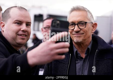 Gary Lineker (rechts) kommt im Etihad Stadium in Manchester an, um Live-Berichterstattung über das FA-Cup-Viertelfinale zwischen Manchester City und Burnley auf der BBC zu präsentieren. Nach einem Streit, der ausgelöst wurde, nachdem er für einen Tweet aus der Sendung genommen wurde, in dem die Sprache, die für die Einführung einer neuen staatlichen Asylbewerberpolitik verwendet wurde, mit der von 1930er Deutschland verglichen wurde. Foto: Samstag, 18. März 2023. Stockfoto